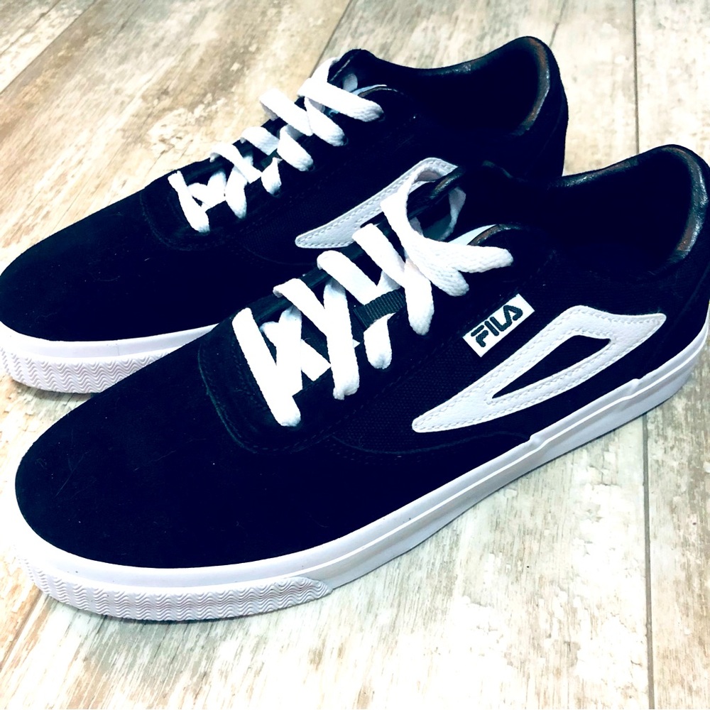 Fila men’s shoes NEW! 7.5 black and white sneakers